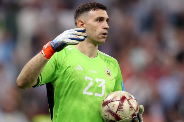 莫佩調(diào)侃撞傷萊諾成就大馬丁：“難道他不應(yīng)該對我心存感激嗎？”